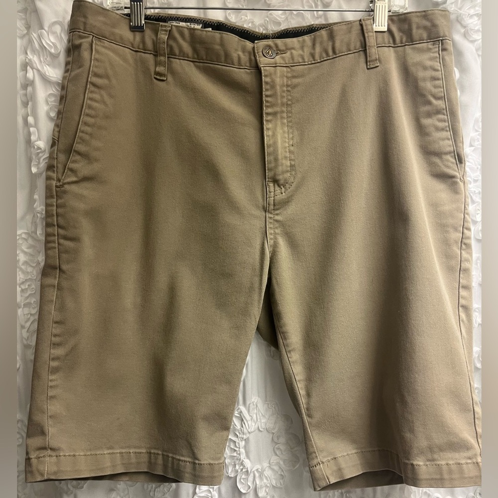 Men’s Volcome shorts in excellent condition size 34